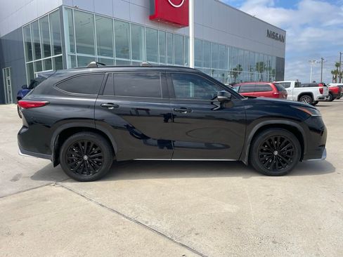 Used 2023 Toyota Highlander XSE image 2