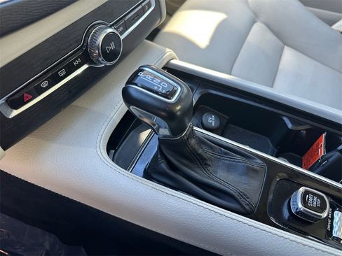 Used 2020 Volvo XC90 T6 Momentum w/ Protection Package image 14