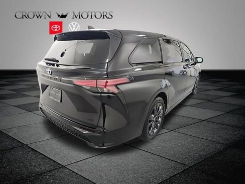 Used 2025 Toyota Sienna XSE FWD image 6