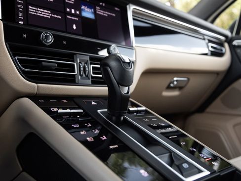 Certified 2023 Porsche Macan AWD/4WD image 26