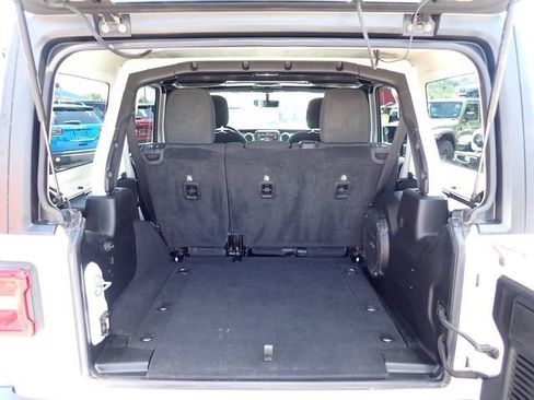 Used 2018 Jeep Wrangler Unlimited Sahara AWD/4WD image 7