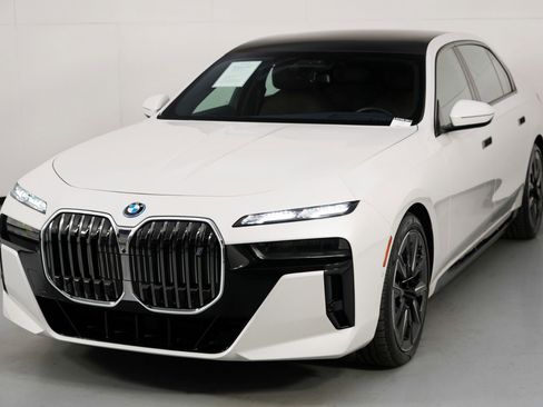 Used 2023 BMW i7 xDrive60 w/ Executive Package 2 image 59