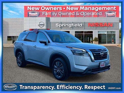 Used 2024 Nissan Pathfinder SV image 1