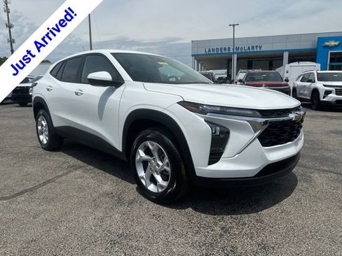 New 2026 Chevrolet Trax LS w/ LS Convenience Package FWD image 1