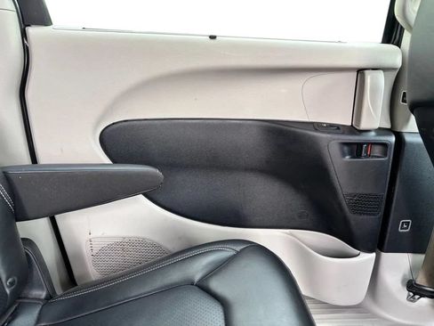Used 2023 Chrysler Pacifica Touring-L FWD image 25