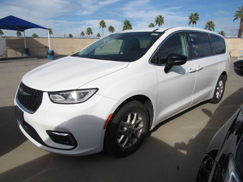 Used 2024 Chrysler Pacifica Touring-L image 1