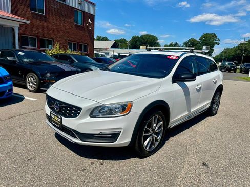 Used 2018 Volvo V60 T5 Cross Country w/ Convenience Package AWD/4WD image 1