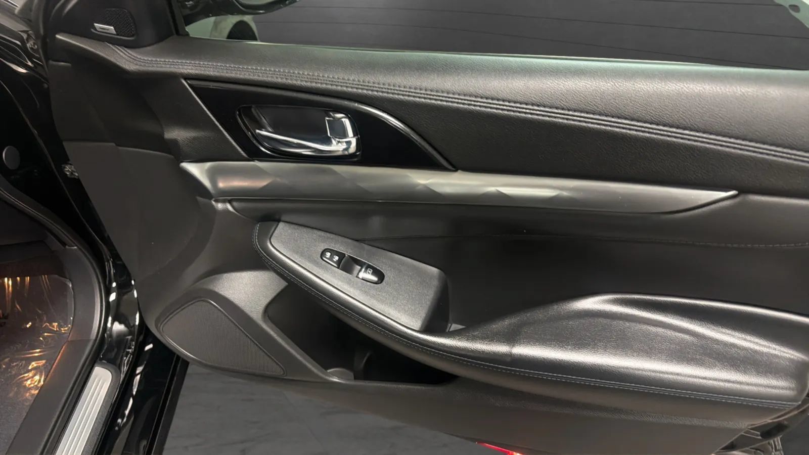 Used 2017 Nissan Maxima SR w/ Midnight Edition FWD image 18