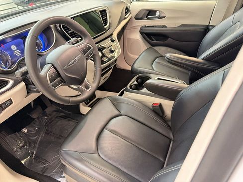 Used 2024 Chrysler Pacifica Touring-L FWD image 4