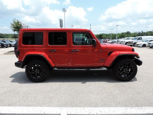 Used 2025 Jeep Wrangler Unlimited Sahara AWD/4WD image 4
