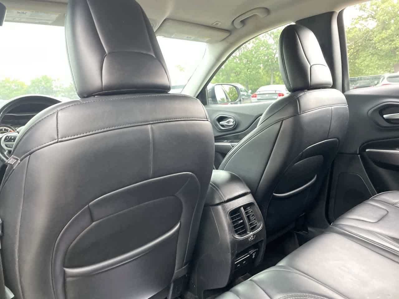 Used 2019 Jeep Cherokee Latitude Plus w/ Comfort/Convenience Group FWD image 19