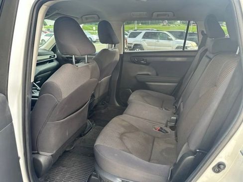 Used 2023 Toyota Highlander LE FWD image 16
