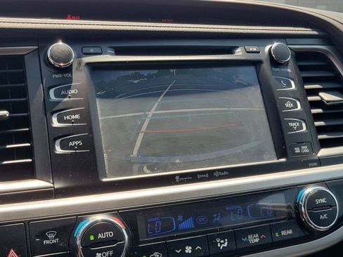 Used 2019 Toyota Highlander XLE AWD/4WD image 24