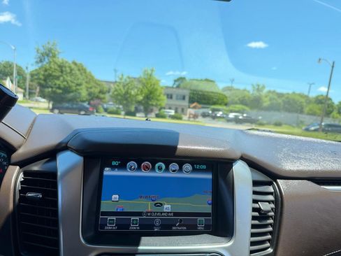 Used 2017 Chevrolet Suburban Premier AWD/4WD image 16