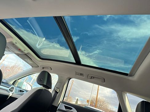 Used 2025 Volkswagen Taos SE w/ Panoramic Sunroof Package image 31