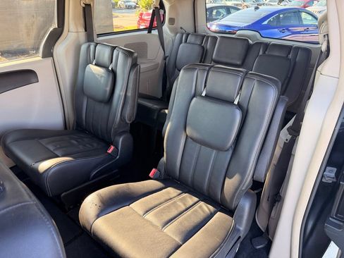 Used 2012 Chrysler Town & Country Touring w/ Entertainment Group #1 FWD image 31