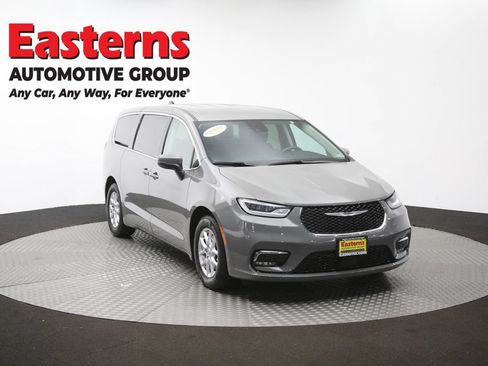 Used 2023 Chrysler Pacifica Touring-L FWD image 50