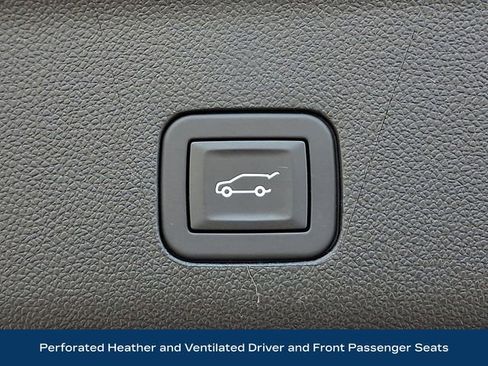 Used 2025 GMC Yukon Denali w/ Sun & Power Step Package image 32