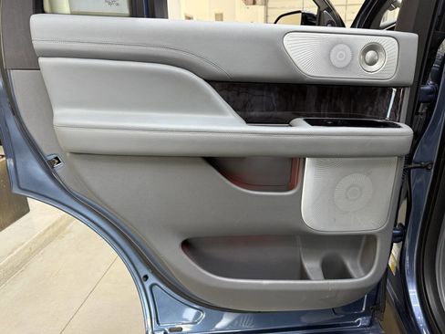 Used 2019 Lincoln Navigator Reserve image 14