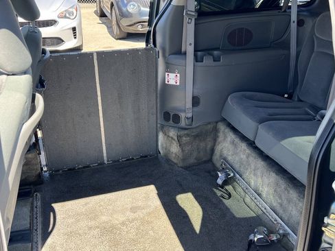 Used 2005 Chrysler Town & Country Touring FWD image 10
