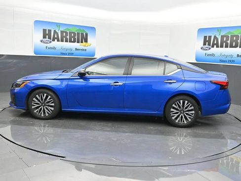 Used 2025 Nissan Altima 2.5 SV FWD image 2