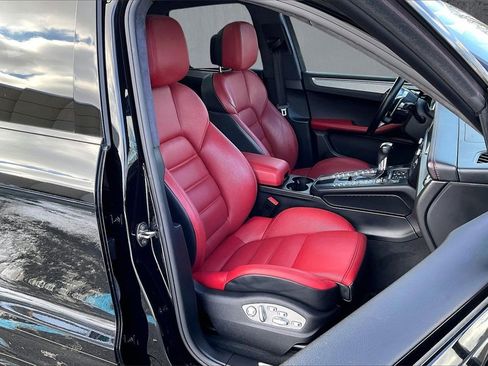 Used 2020 Porsche Macan Turbo image 29