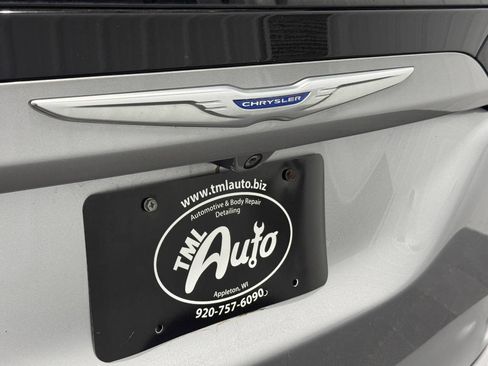 Used 2018 Chrysler Pacifica Touring-L FWD image 7