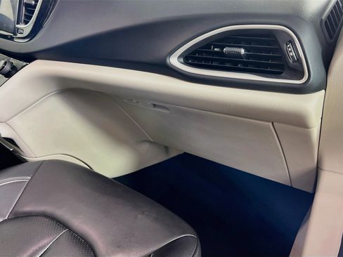 Used 2023 Chrysler Pacifica Touring-L FWD image 34