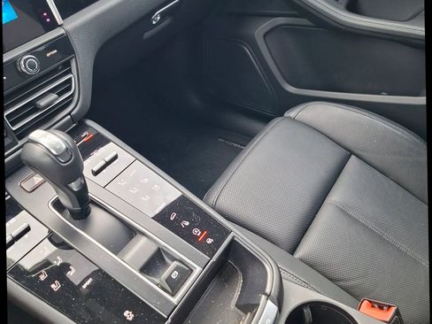 Used 2023 Porsche Macan AWD/4WD image 13