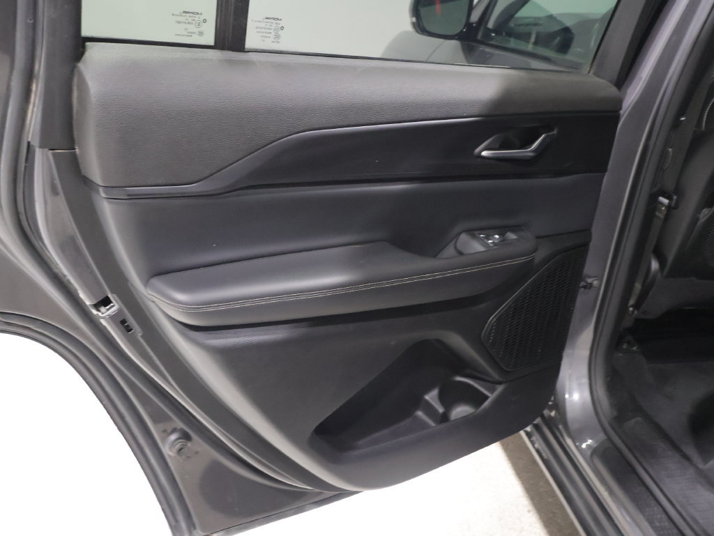 Used 2024 Jeep Grand Cherokee L Altitude AWD/4WD image 18