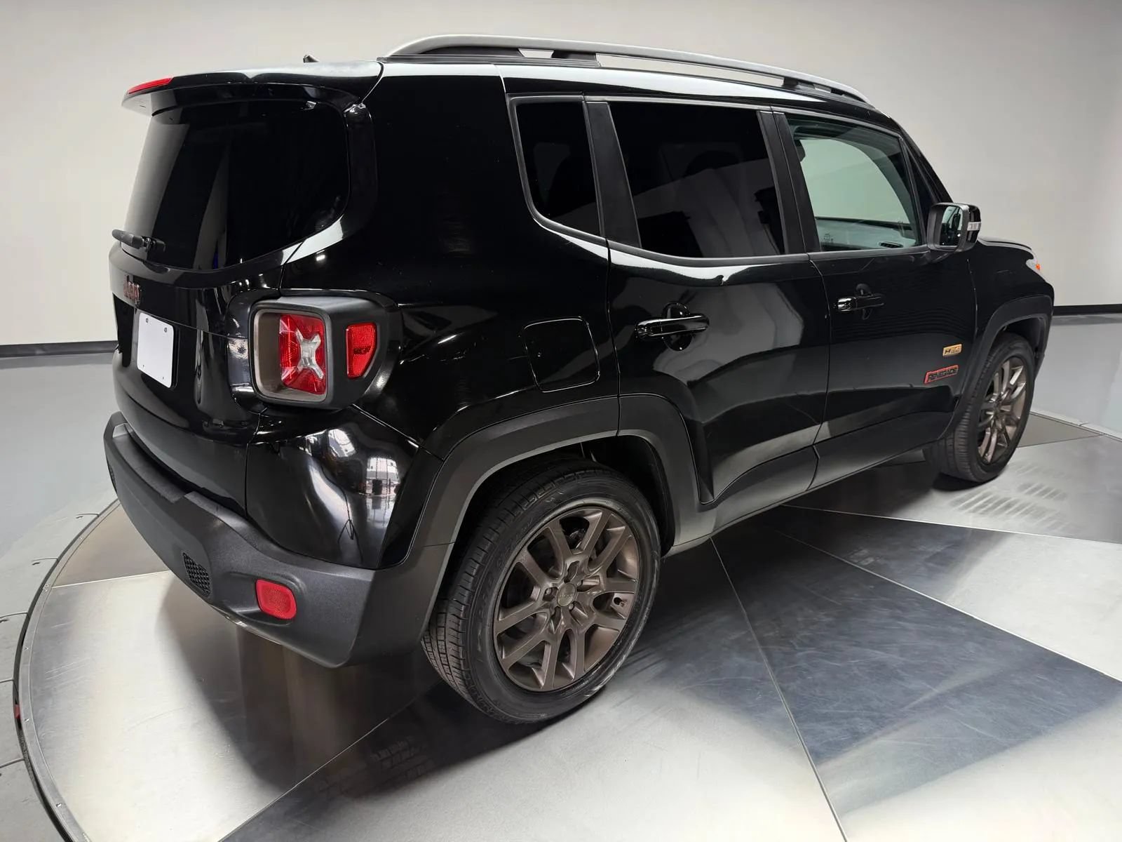 Used 2016 Jeep Renegade 75th Anniversary FWD image 2
