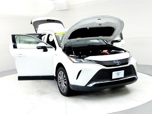 Used 2021 Toyota Venza Limited image 9