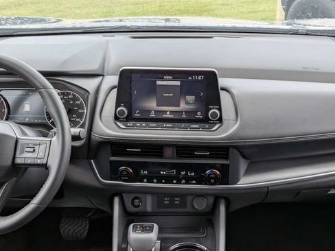 Used 2025 Nissan Rogue SV AWD/4WD image 19