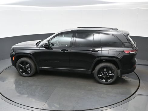 New 2025 Jeep Grand Cherokee Altitude AWD/4WD image 19