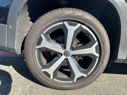 Certified 2025 Volkswagen Tiguan SE image 7