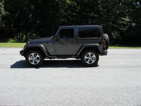 Used 2017 Jeep Wrangler Sahara w/ Connectivity Group image 10
