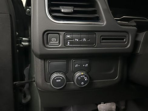 Used 2023 Chevrolet Suburban Premier image 31