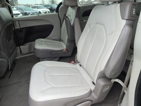 Used 2018 Chrysler Pacifica Touring-L image 18