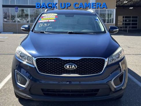 Used 2017 Kia Sorento FWD image 2