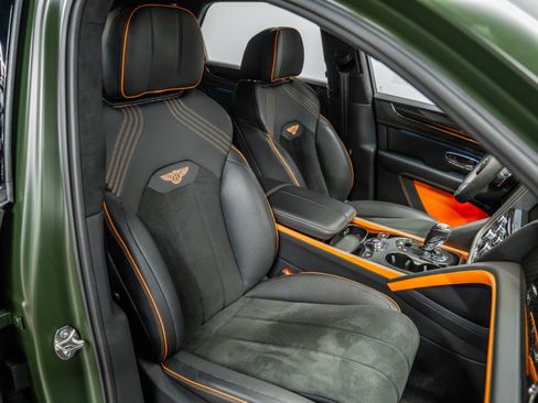 Used 2025 Bentley Bentayga image 24