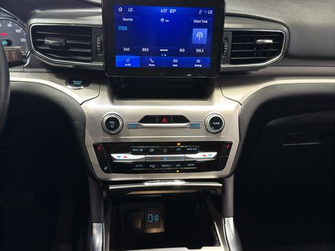 Used 2022 Ford Explorer XLT w/ Equipment Group 202A AWD/4WD image 28
