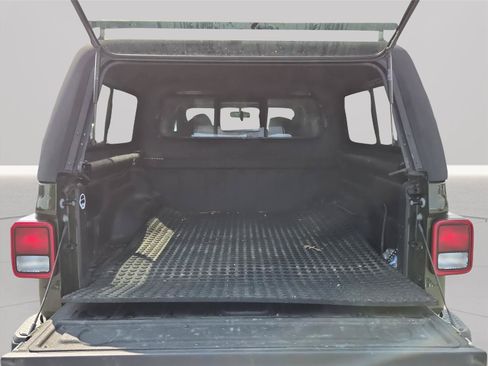 Used 2022 Jeep Gladiator Sport AWD/4WD image 9