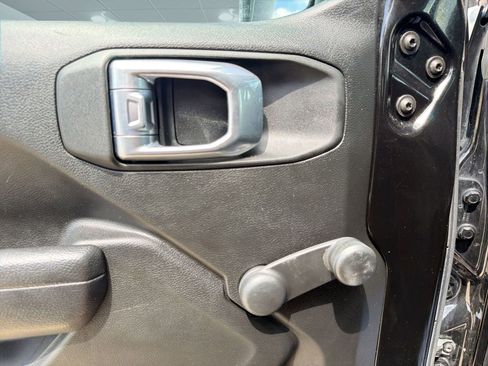 Used 2022 Jeep Gladiator Sport AWD/4WD image 13