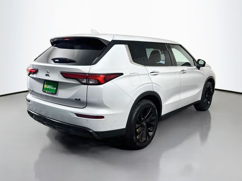 Used 2023 Mitsubishi Outlander SE Black Edition FWD image 10