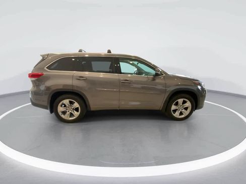 Used 2017 Toyota Highlander Limited AWD/4WD image 9