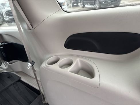 Used 2020 Chrysler Voyager L image 38