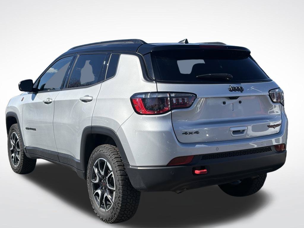 Used 2025 Jeep Compass Trailhawk AWD/4WD image 3