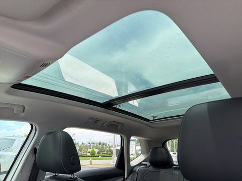 Used 2023 Volkswagen Taos SE w/ Panoramic Sunroof Package FWD image 25