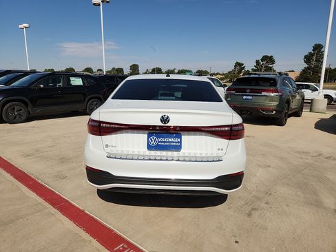 Certified 2025 Volkswagen Jetta SE w/ Sunroof Package FWD image 6