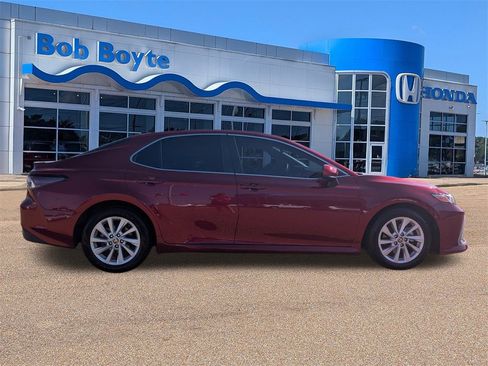 Used 2022 Toyota Camry LE image 6